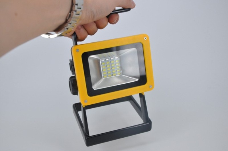 Akumulatorowy halogen LED 10W 24 smd+flash+dodatki