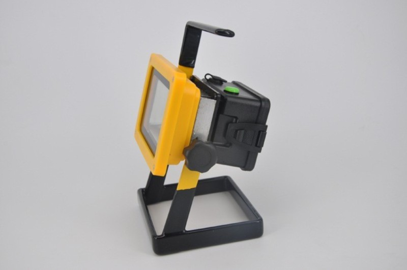 Akumulatorowy halogen LED 10W 24 smd+flash+dodatki